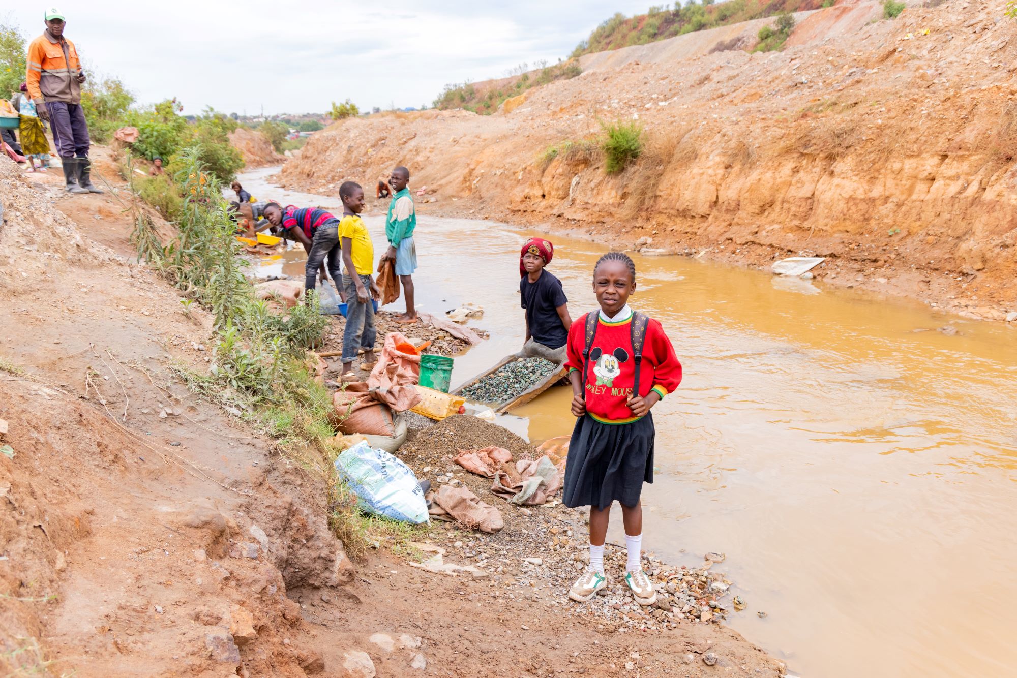 Denise zeigt, wo sie früher Kobalt schürfen musste