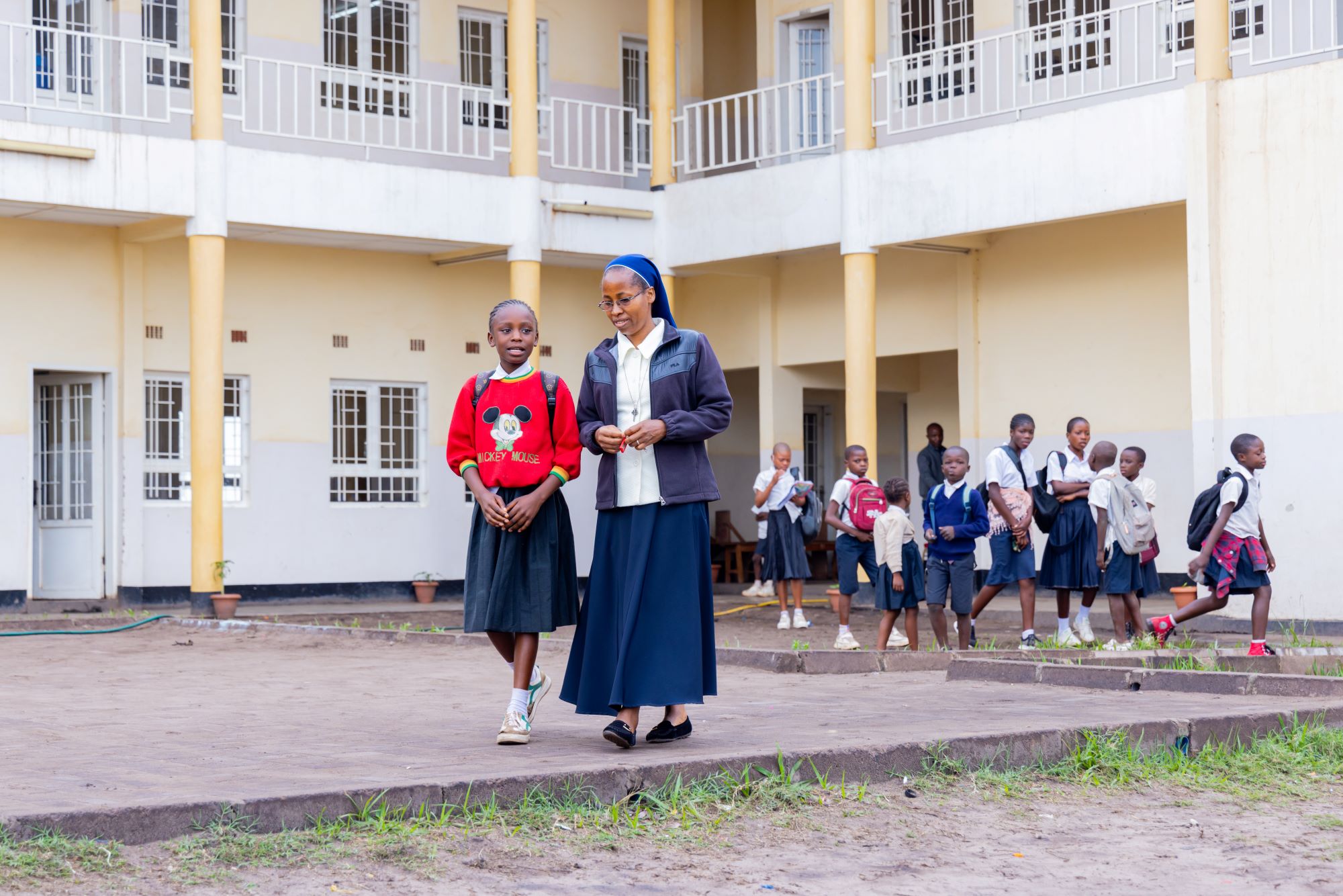 Schwester Jane Wainoi und Denise in der Schule